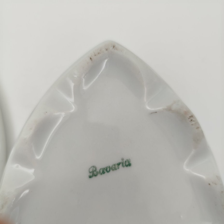 Шкатулка треугольной формы в стиле Art Deco, украшенная геометрическим декором