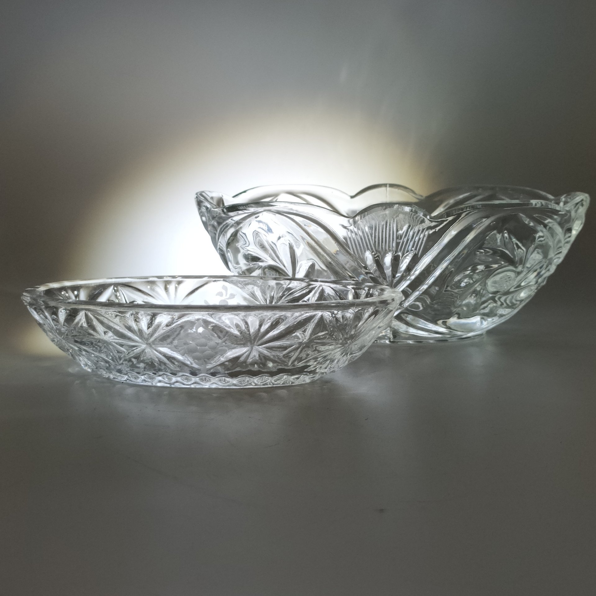 Пара вазочек (конфетниц) с цветочным декором (в подборе), стекло, пресс, матирование, СССР, 1970-1990 гг.