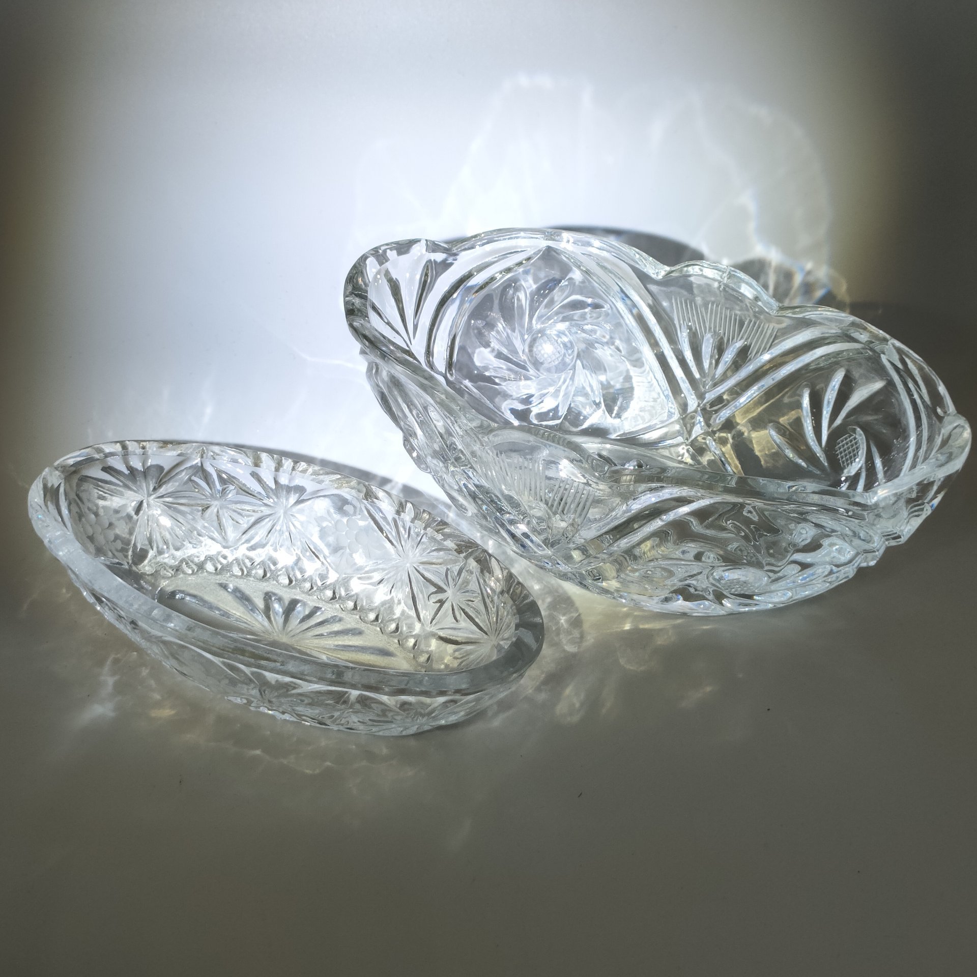 Пара вазочек (конфетниц) с цветочным декором (в подборе), стекло, пресс, матирование, СССР, 1970-1990 гг.