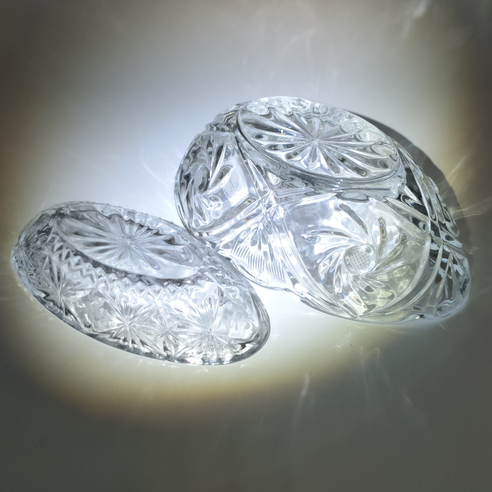 Пара вазочек (конфетниц) с цветочным декором (в подборе), стекло, пресс, матирование, СССР, 1970-1990 гг.