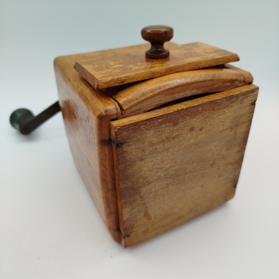 Кофемолка ручная (винтажная), дерево, металл, Европа, 1930-1960 гг.