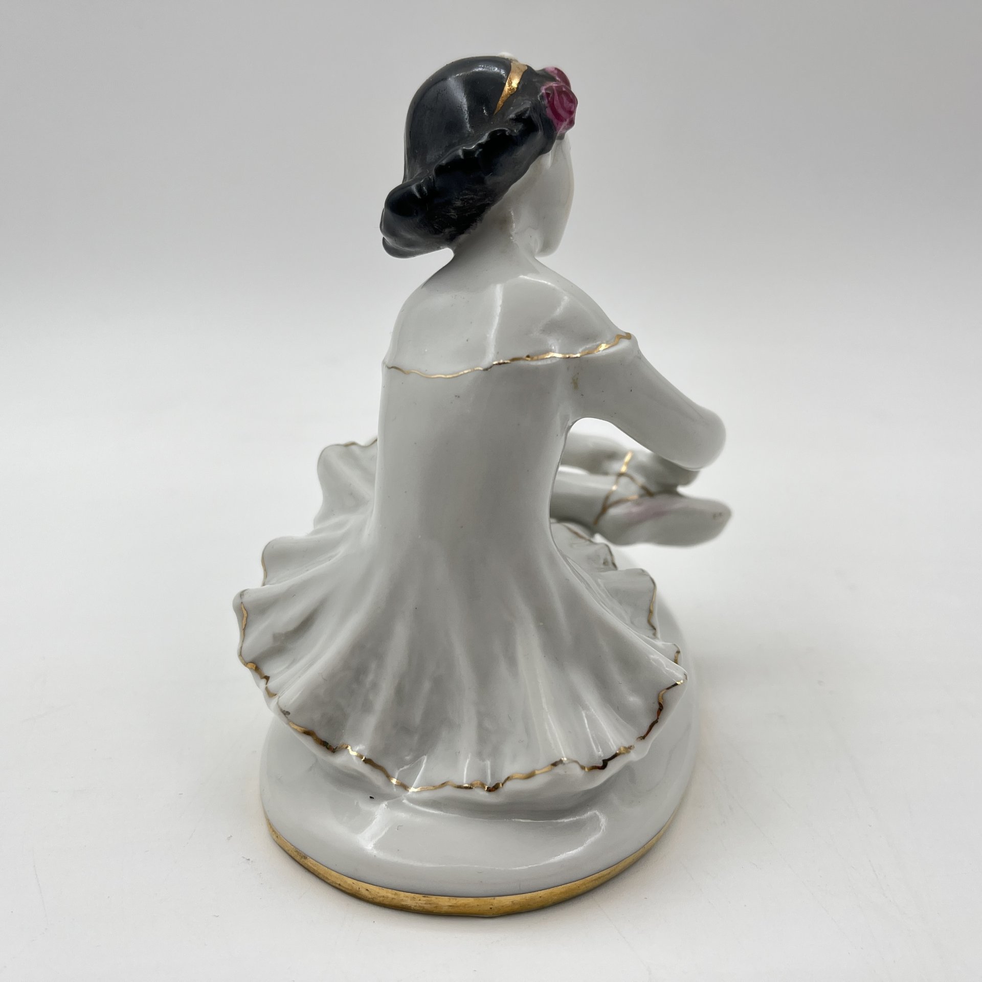 Статуэтка "Маленькая балерина", автор С.Б. Велихова, фарфор, роспись, золочение, Ленинградский фарфоровый завод (ЛФЗ), СССР, 1960-1980 гг.