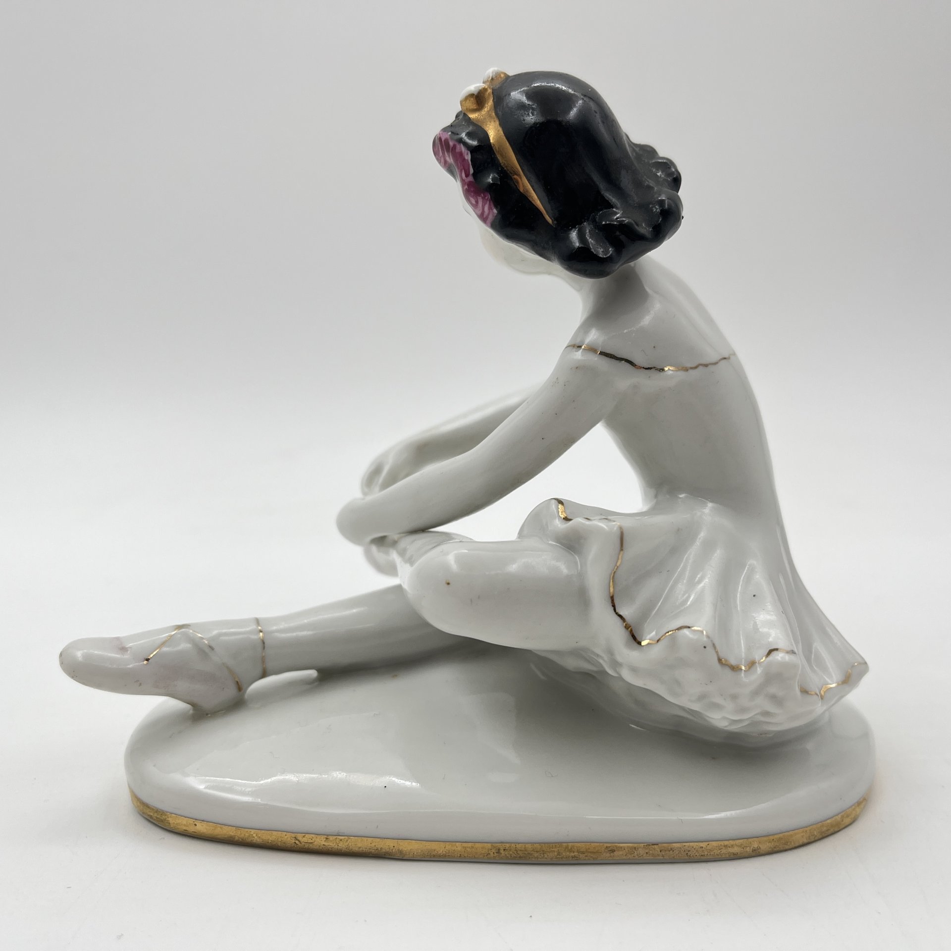 Статуэтка "Маленькая балерина", автор С.Б. Велихова, фарфор, роспись, золочение, Ленинградский фарфоровый завод (ЛФЗ), СССР, 1960-1980 гг.