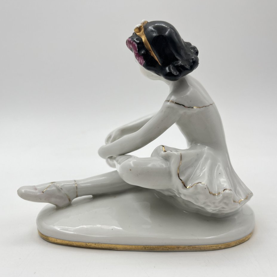 Статуэтка "Маленькая балерина", автор С.Б. Велихова, фарфор, роспись, золочение, Ленинградский фарфоровый завод (ЛФЗ), СССР, 1960-1980 гг.