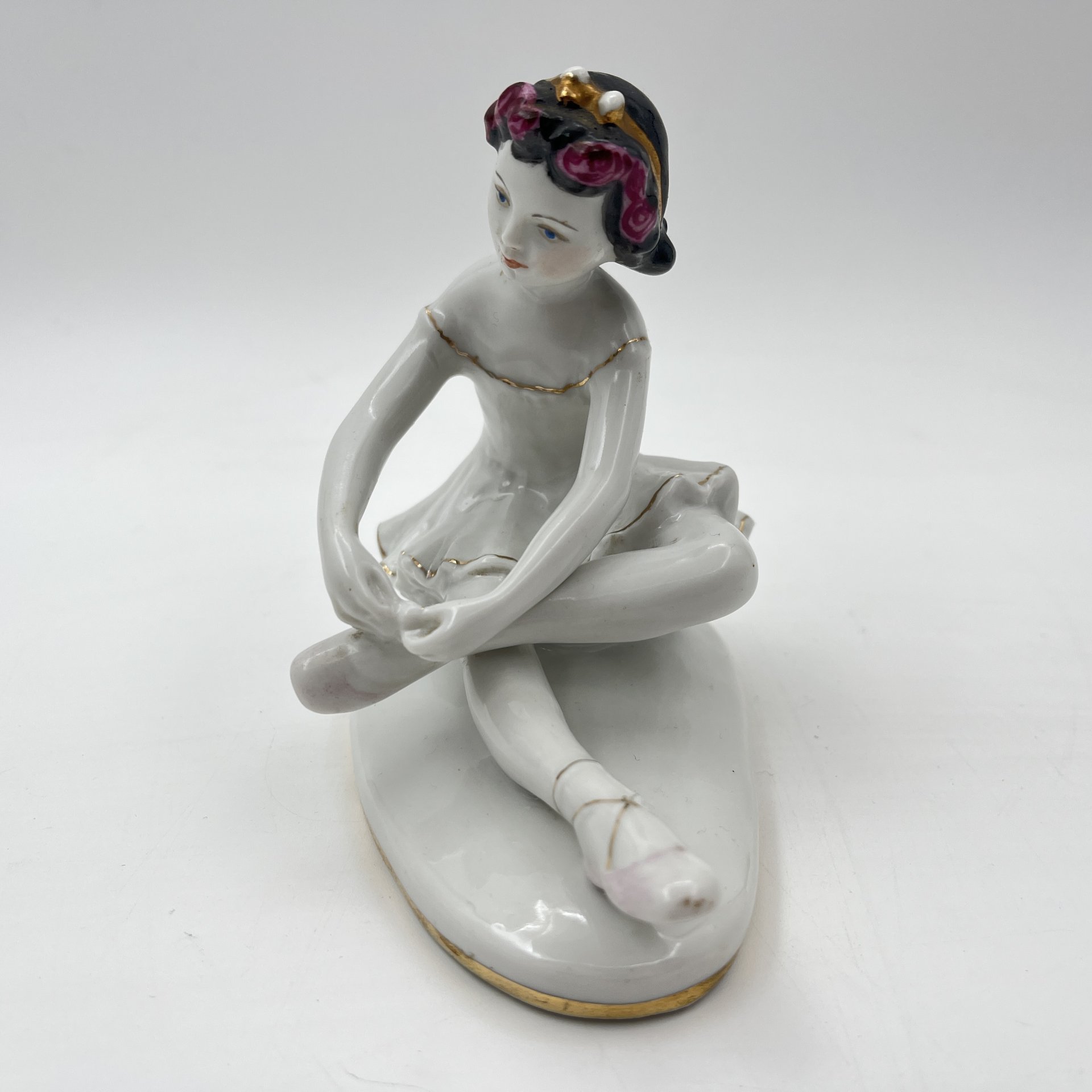 Статуэтка "Маленькая балерина", автор С.Б. Велихова, фарфор, роспись, золочение, Ленинградский фарфоровый завод (ЛФЗ), СССР, 1960-1980 гг.