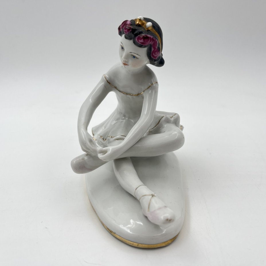 Статуэтка "Маленькая балерина", автор С.Б. Велихова, фарфор, роспись, золочение, Ленинградский фарфоровый завод (ЛФЗ), СССР, 1960-1980 гг.