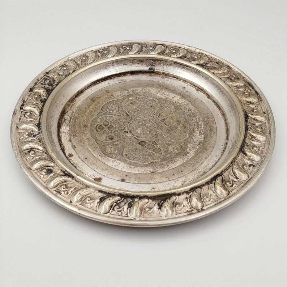 Тарелочка с цветочным декором