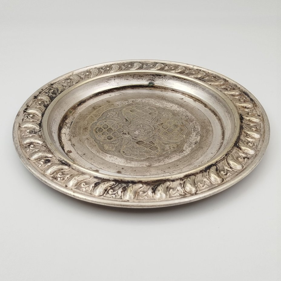 Тарелочка с цветочным декором