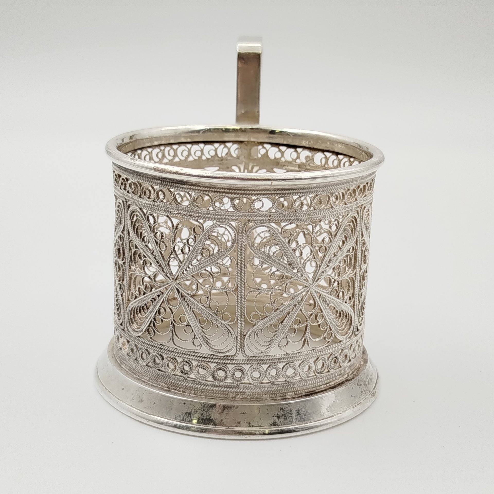 Подстаканник с ажурным цветочным декором