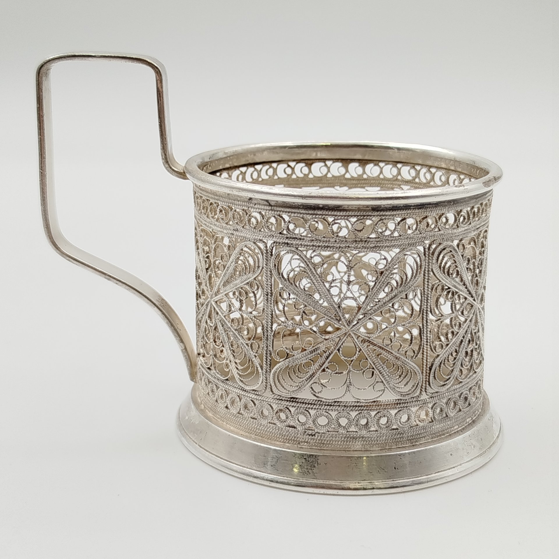 Подстаканник с ажурным цветочным декором