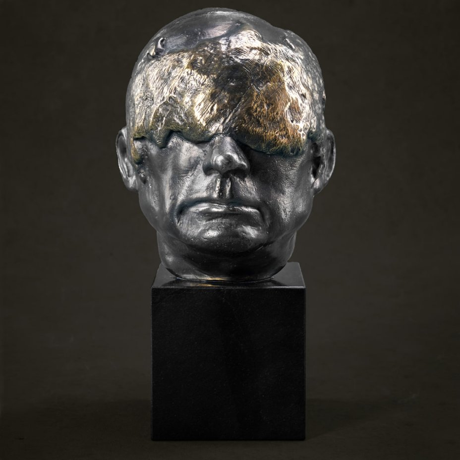 Статуэтка "Смотритель" ("Watcher") в брендированной упаковке и с сертификатом подлинности