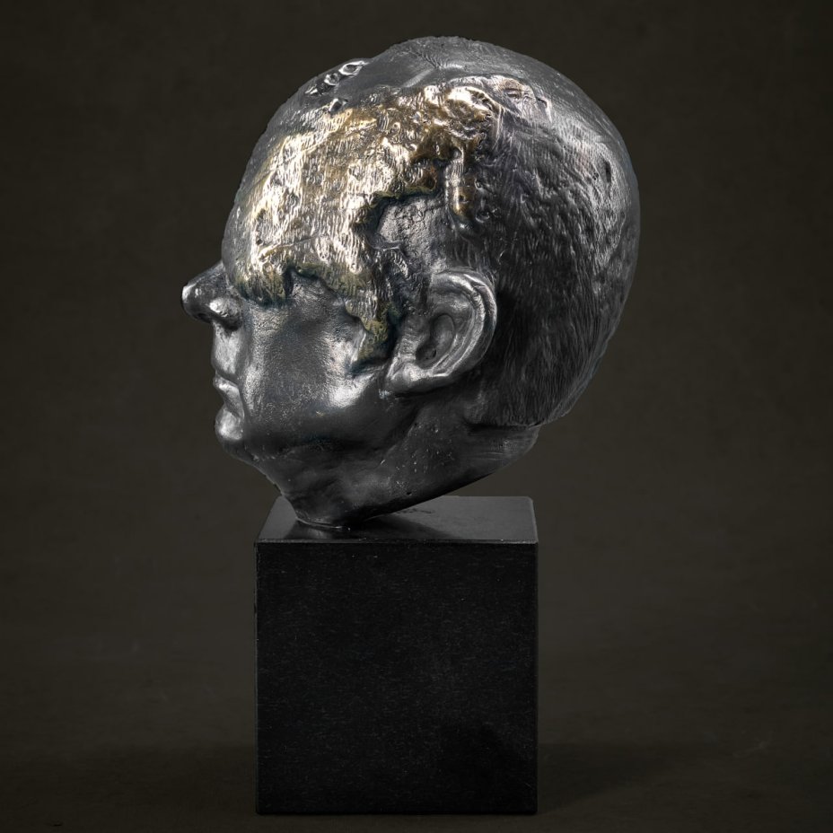 Статуэтка "Смотритель" ("Watcher") в брендированной упаковке и с сертификатом подлинности