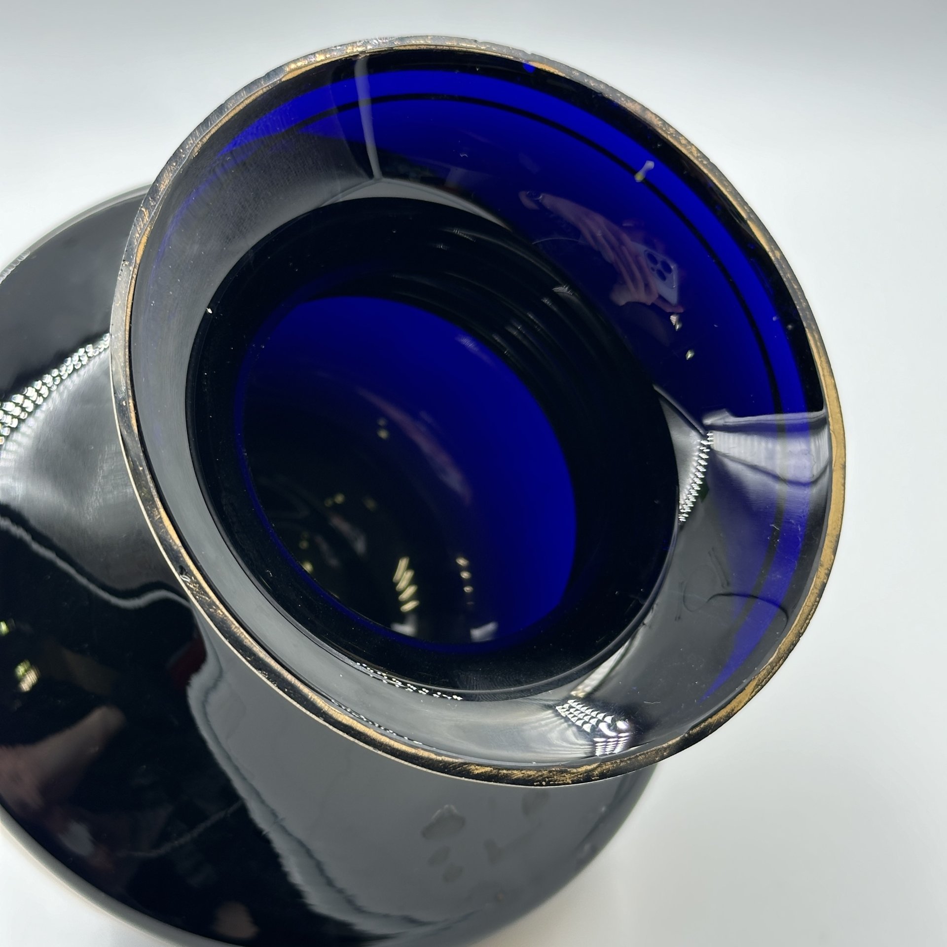 Ваза "Лилия" кобальтового цвета с продольными поясками, автор Е.В. Яновская, Ленинградский завод художественного стекла (ЛЗХС)