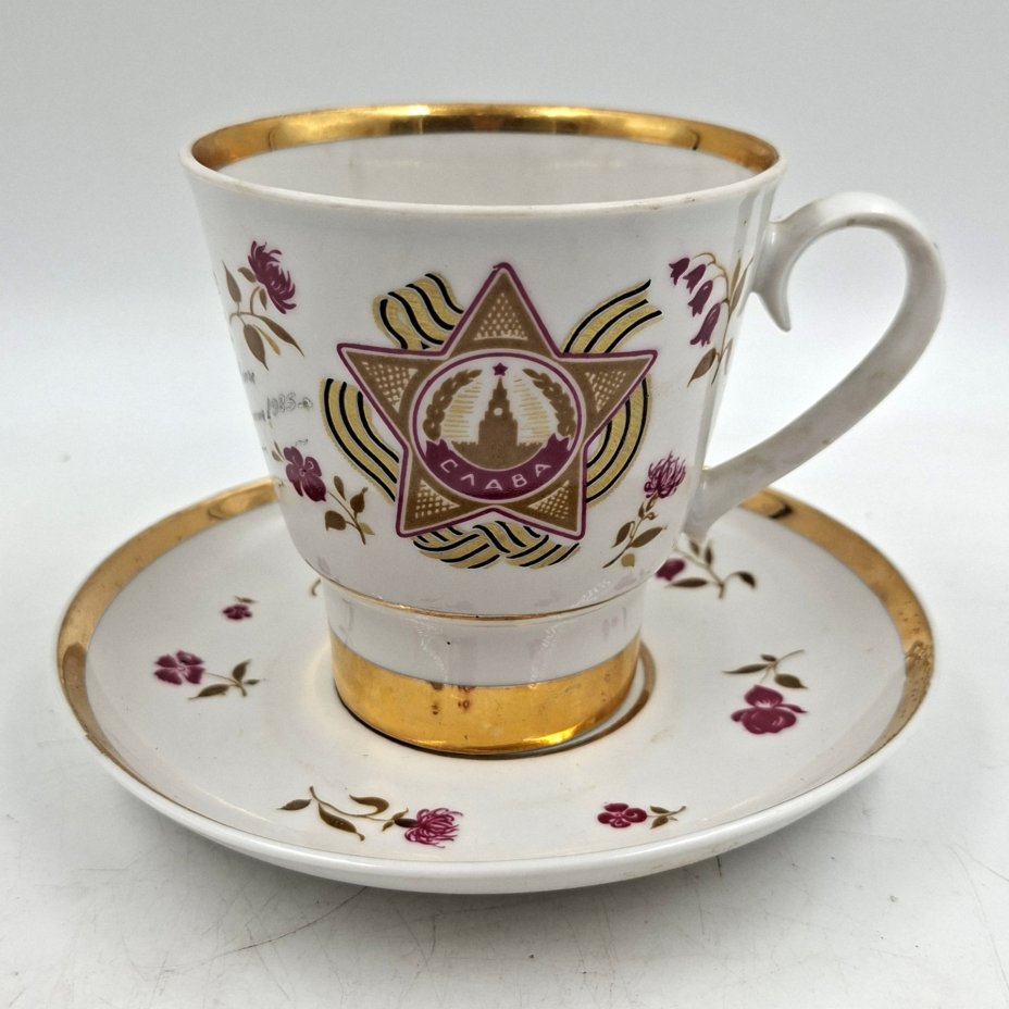 Пара чайная "Слава" с цветочным декором и дарственной надписью (форма бокала "Невский"), фарфор, деколь, золочение, Ленинградский фарфоровый завод (ЛФЗ), СССР, 1985 г.