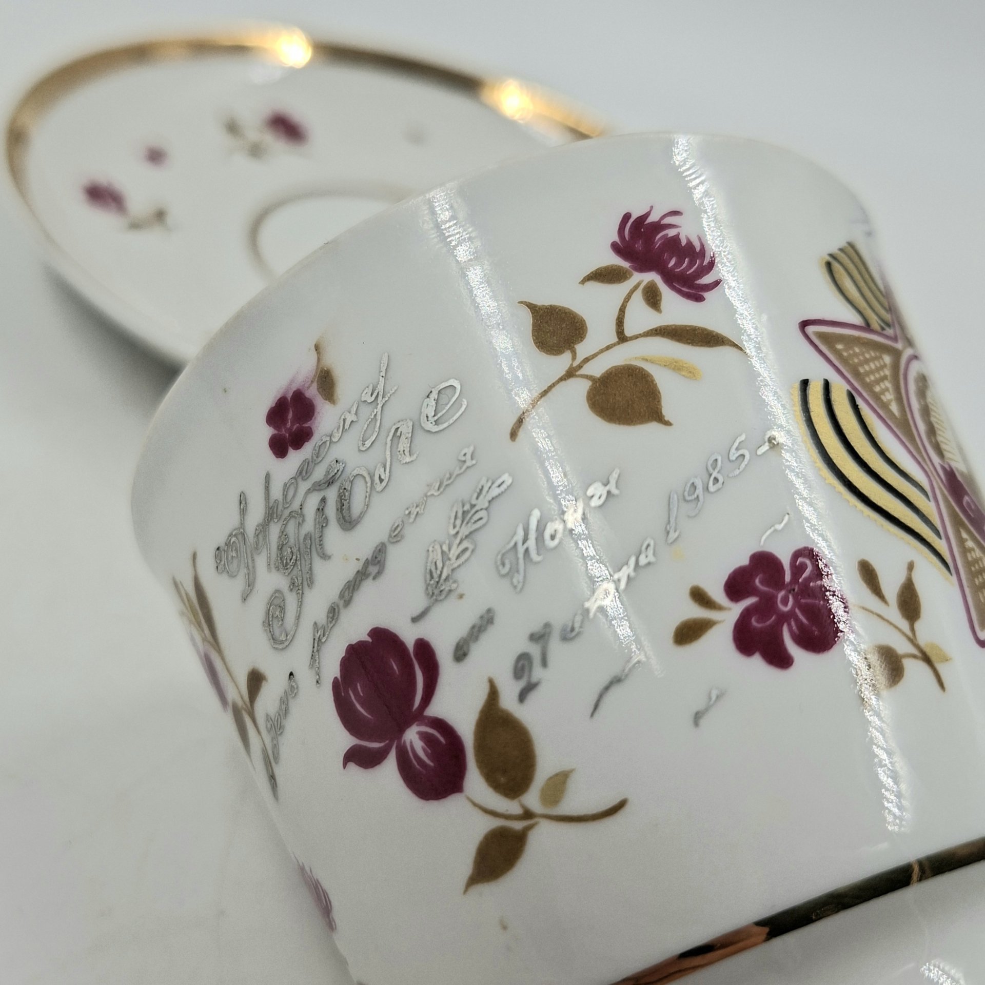 Пара чайная "Слава" с цветочным декором и дарственной надписью (форма бокала "Невский"), фарфор, деколь, золочение, Ленинградский фарфоровый завод (ЛФЗ), СССР, 1985 г.