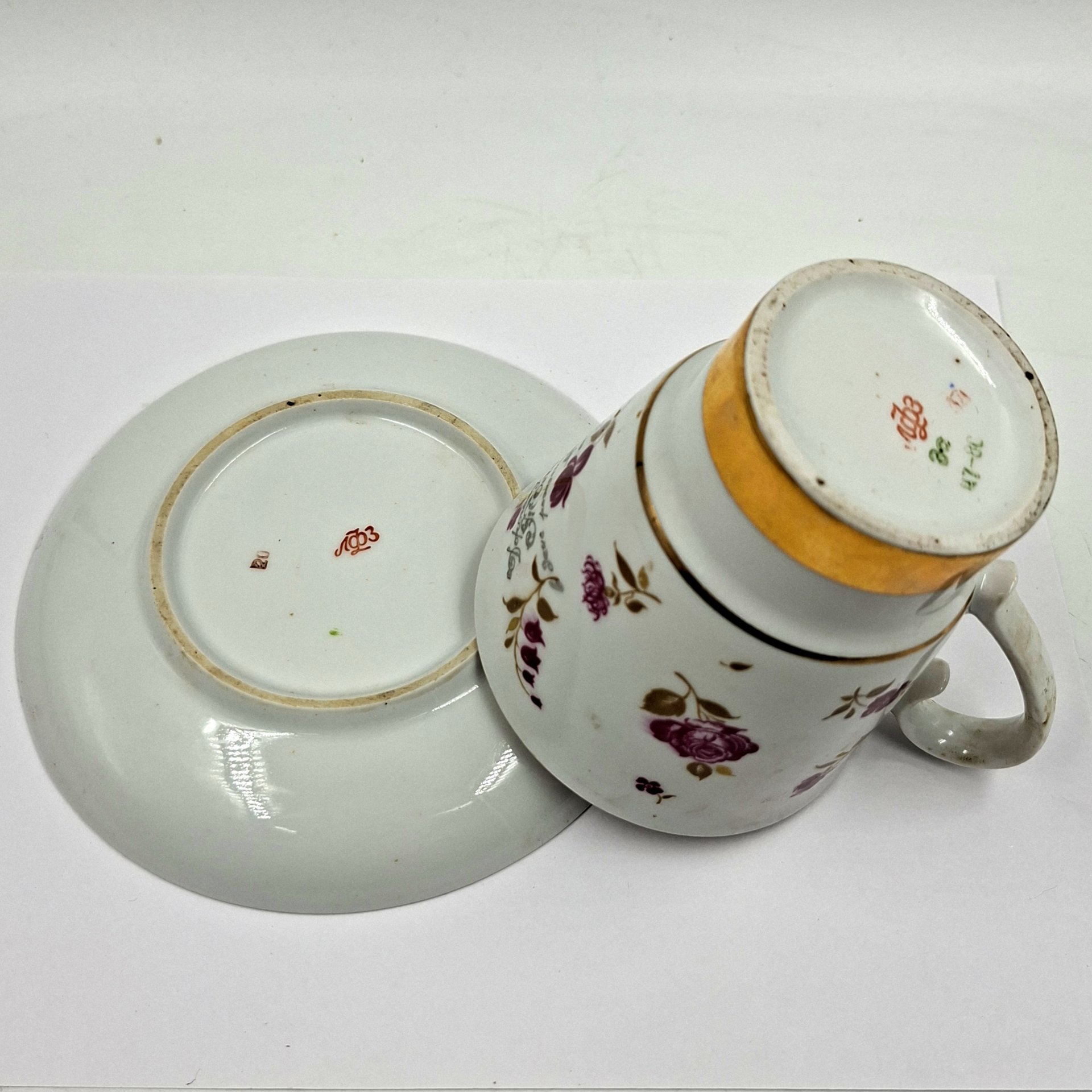 Пара чайная "Слава" с цветочным декором и дарственной надписью (форма бокала "Невский"), фарфор, деколь, золочение, Ленинградский фарфоровый завод (ЛФЗ), СССР, 1985 г.