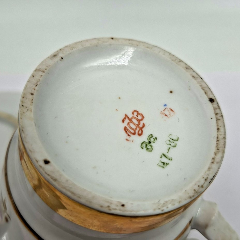 Пара чайная "Слава" с цветочным декором и дарственной надписью (форма бокала "Невский"), фарфор, деколь, золочение, Ленинградский фарфоровый завод (ЛФЗ), СССР, 1985 г.