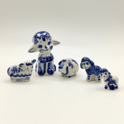 Набор из пяти статуэток "Овечки", Гжель, фарфор, роспись, Россия, 1990-2010 гг.