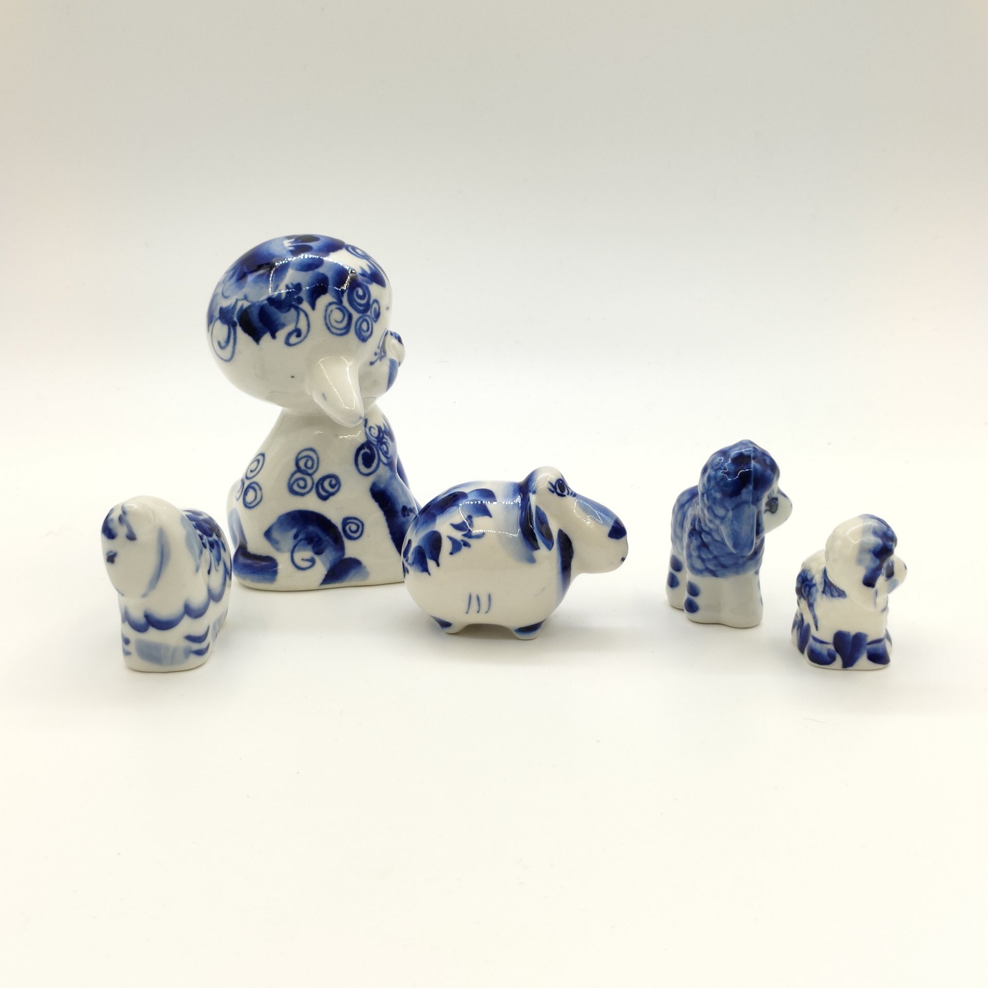 Набор из пяти статуэток "Овечки", Гжель, фарфор, роспись, Россия, 1990-2010 гг.