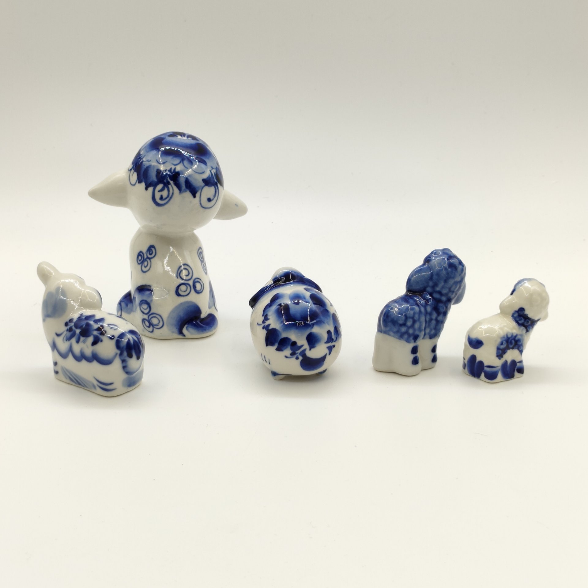 Набор из пяти статуэток "Овечки", Гжель, фарфор, роспись, Россия, 1990-2010 гг.