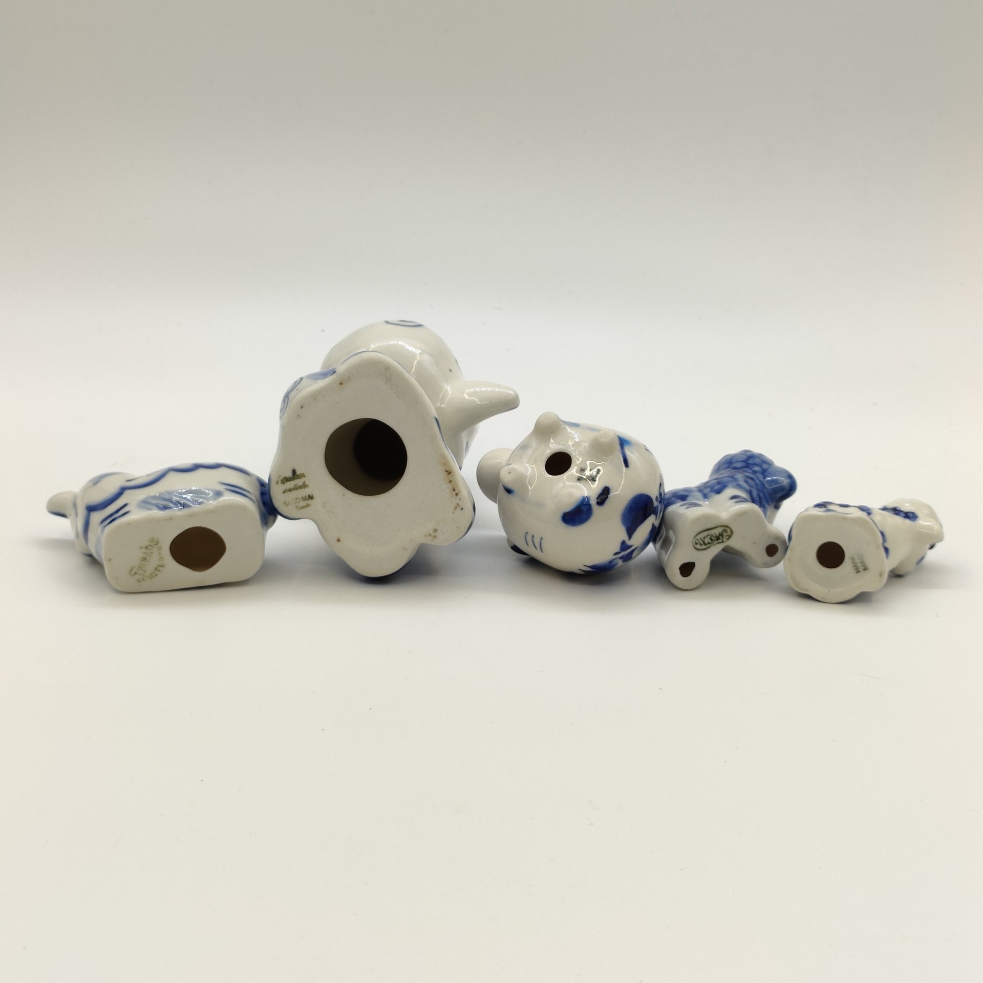 Набор из пяти статуэток "Овечки", Гжель, фарфор, роспись, Россия, 1990-2010 гг.