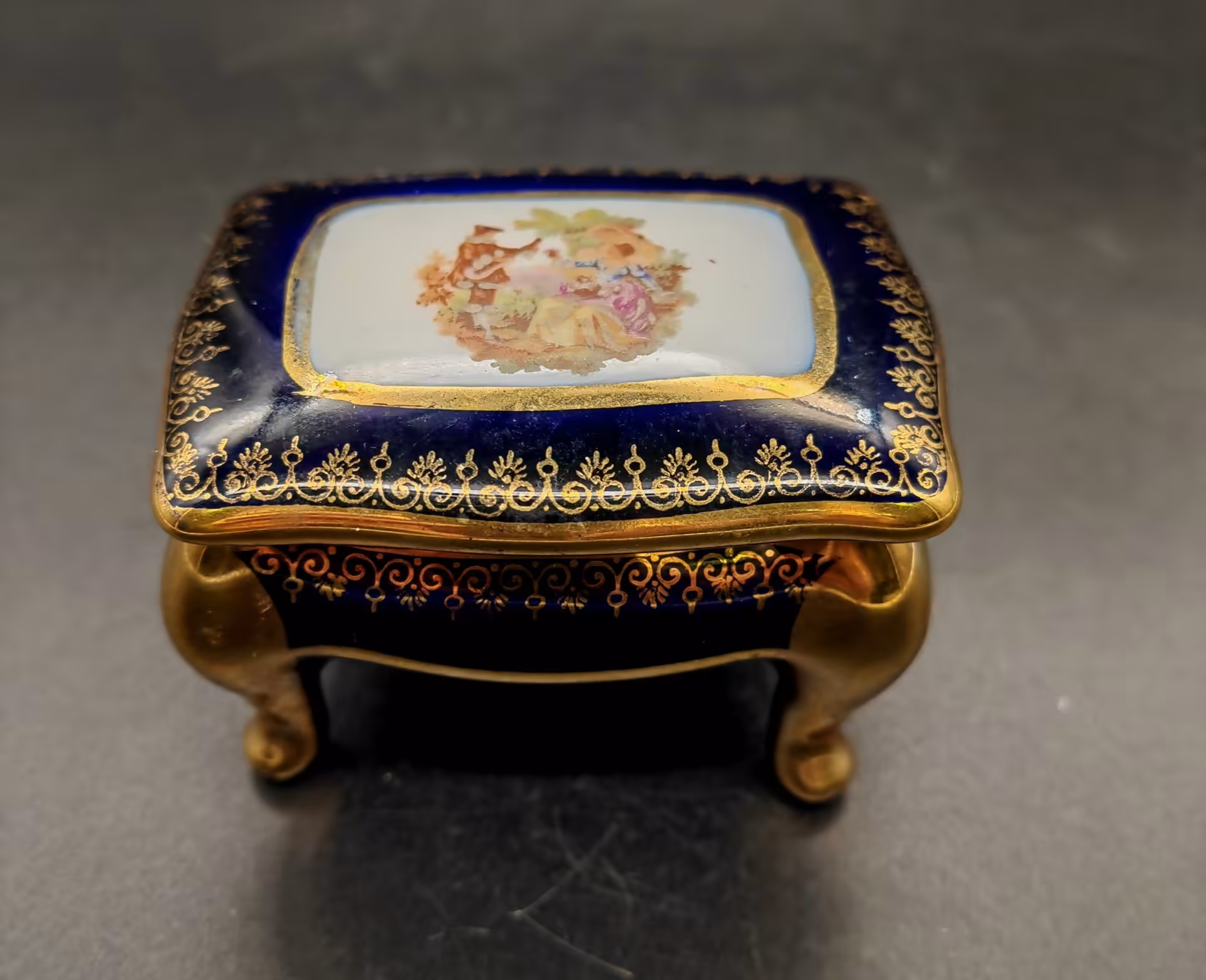 Шкатулка миниатюрная с изображением галантной сцены, Limoges