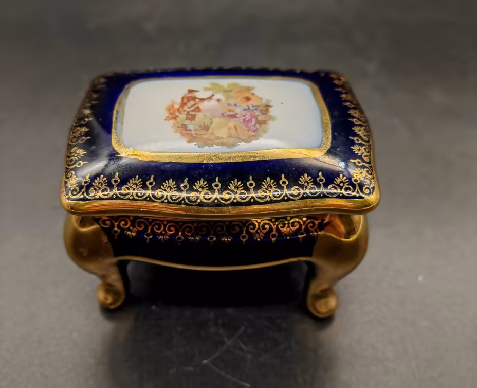 Шкатулка миниатюрная с изображением галантной сцены, Limoges