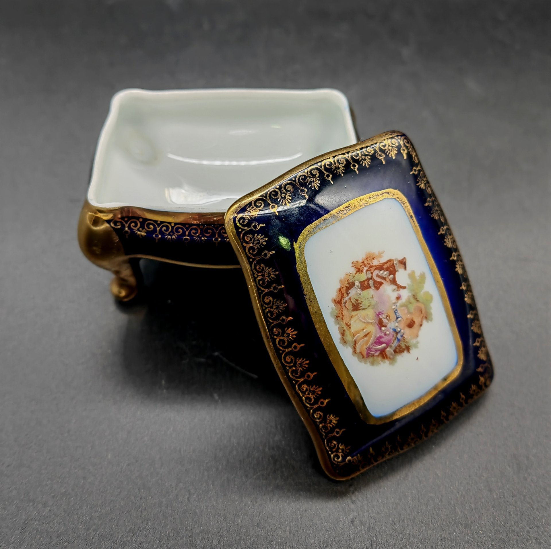 Шкатулка миниатюрная с изображением галантной сцены, Limoges