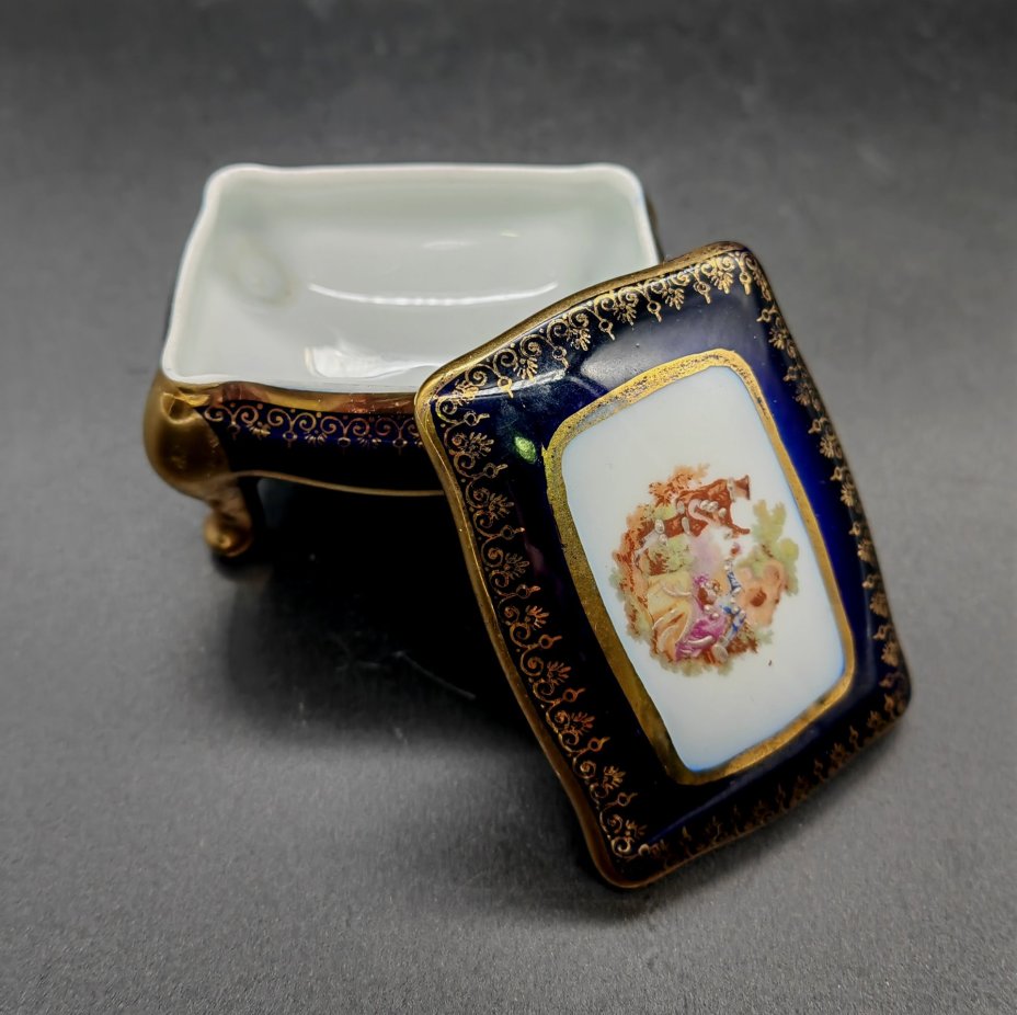 Шкатулка миниатюрная с изображением галантной сцены, Limoges