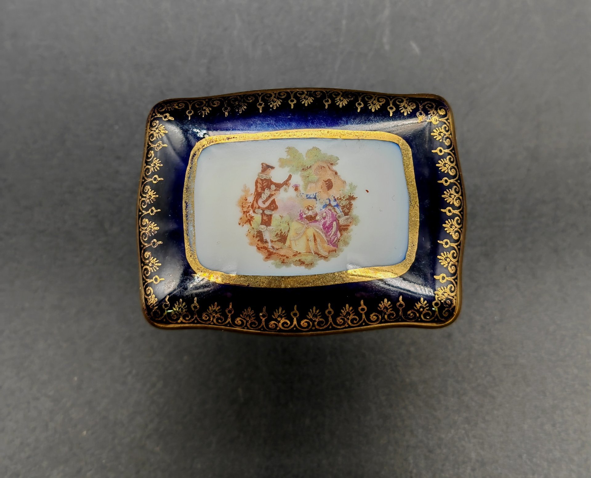 Шкатулка миниатюрная с изображением галантной сцены, Limoges