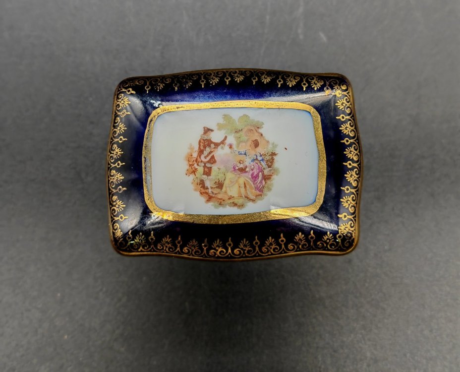 Шкатулка миниатюрная с изображением галантной сцены, Limoges