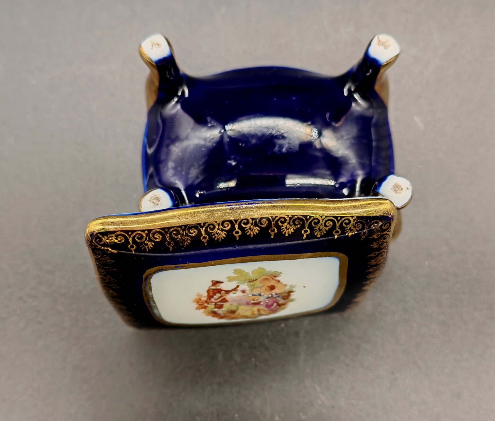 Шкатулка миниатюрная с изображением галантной сцены, Limoges