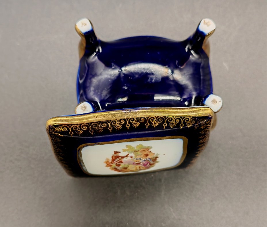 Шкатулка миниатюрная с изображением галантной сцены, Limoges