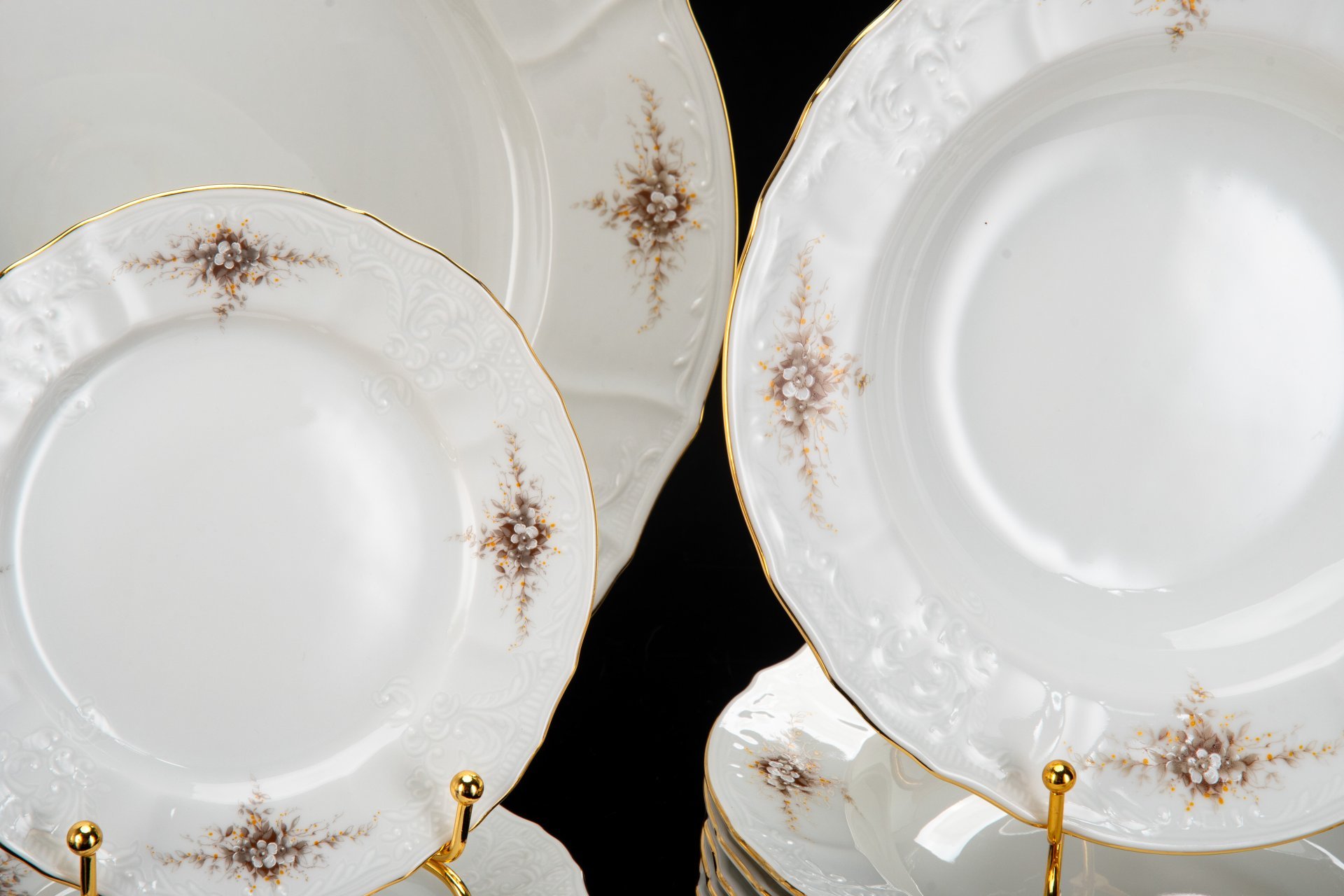 Сервиз обеденный с цветочным рельефным декором на 6 персон (19 предметов), фарфор, деколь, золочение, Bernadotte, Чехия, 1991-2010 гг.