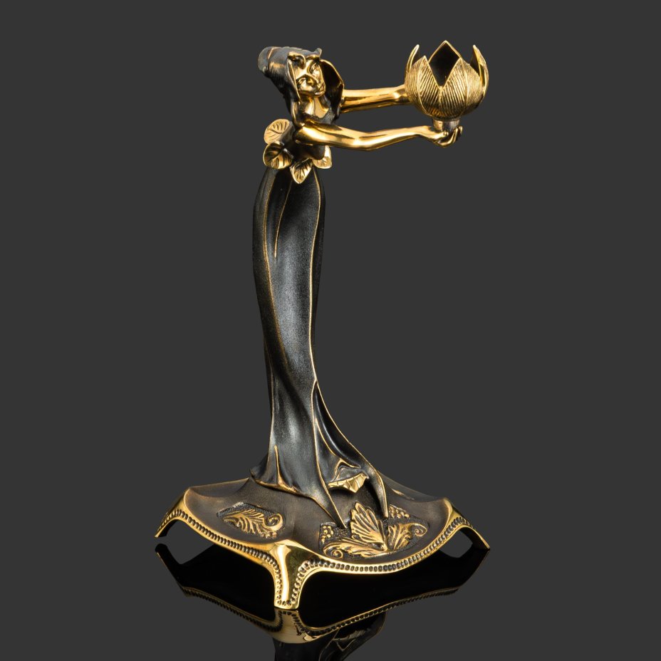 Подсвечник "Дева дарящая цветок" правый