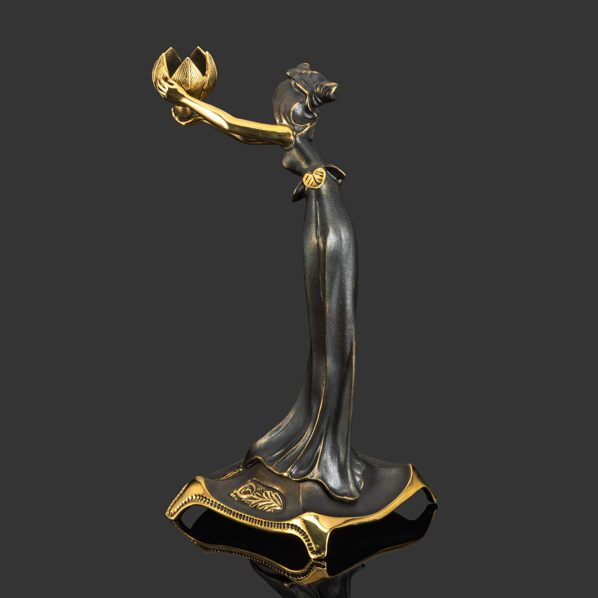 Подсвечник "Дева дарящая цветок" правый