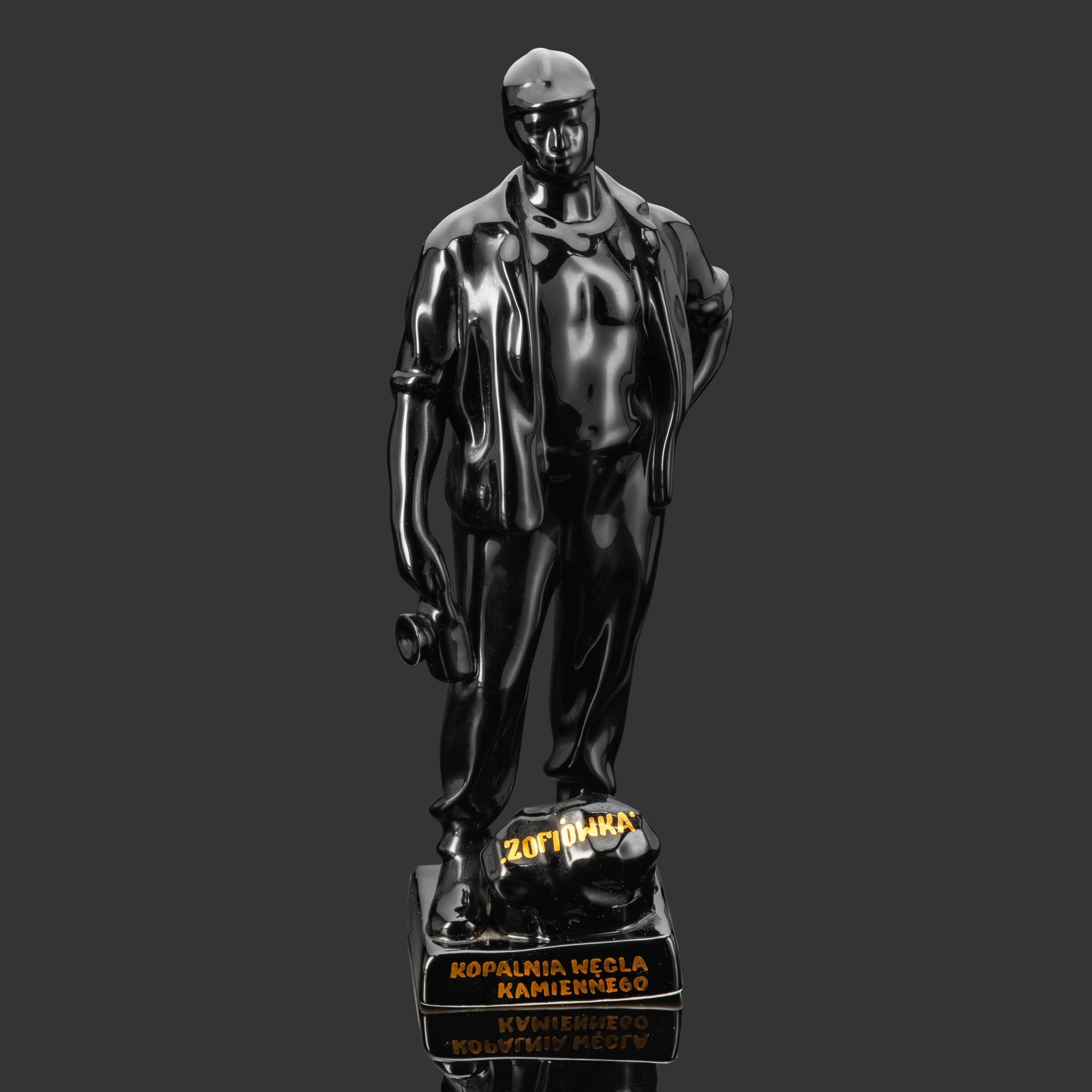 Скульптура "Шахтер" (Угольная шахта «Зофювка» (KWK «Zofiówka»), фаянс, крытье, золочение, Польша, 1960-1980 гг.