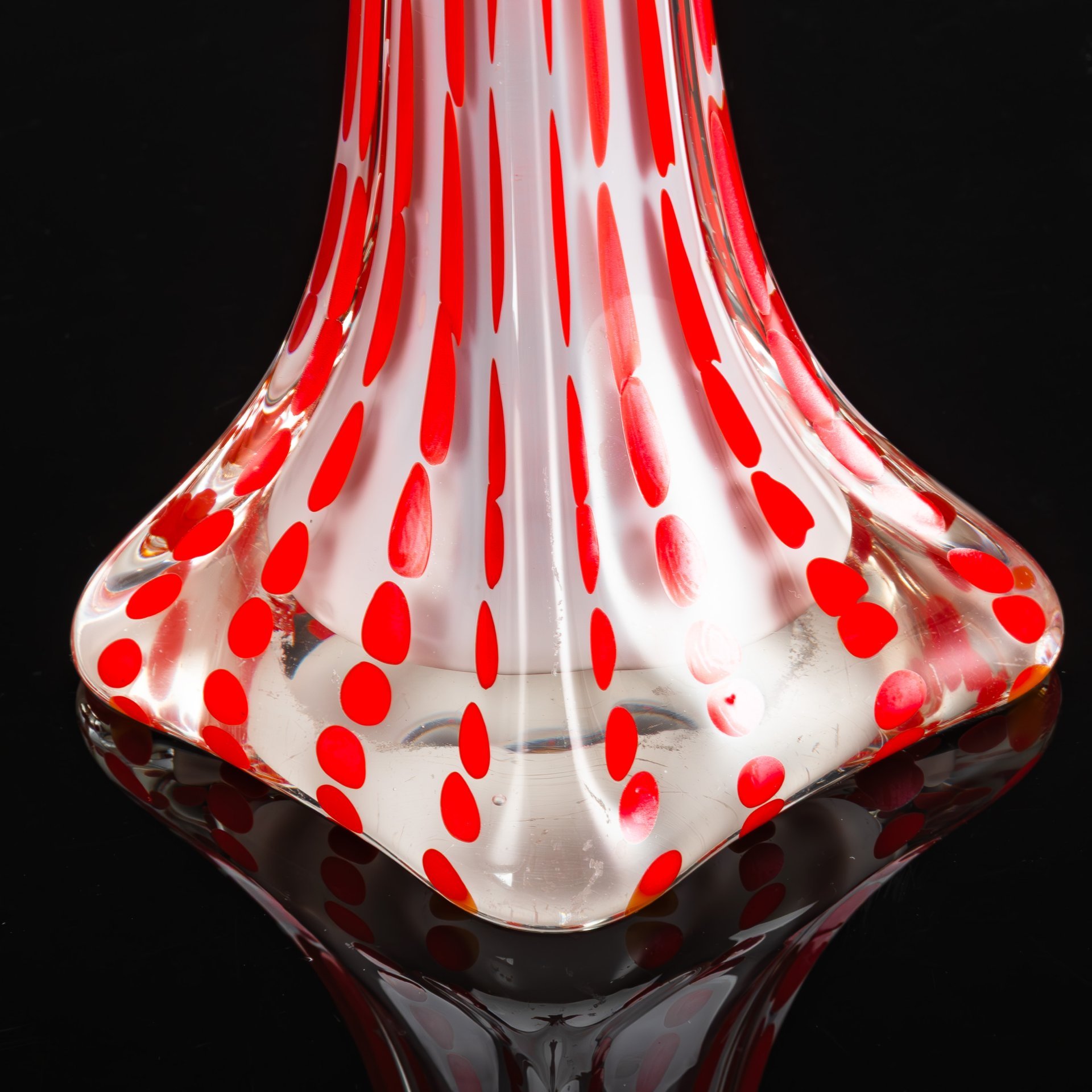 Ваза-берц в виде цветка красного цвета, стекло, стекло молочное и цветное, Западная Европа, 1900-1940 гг.