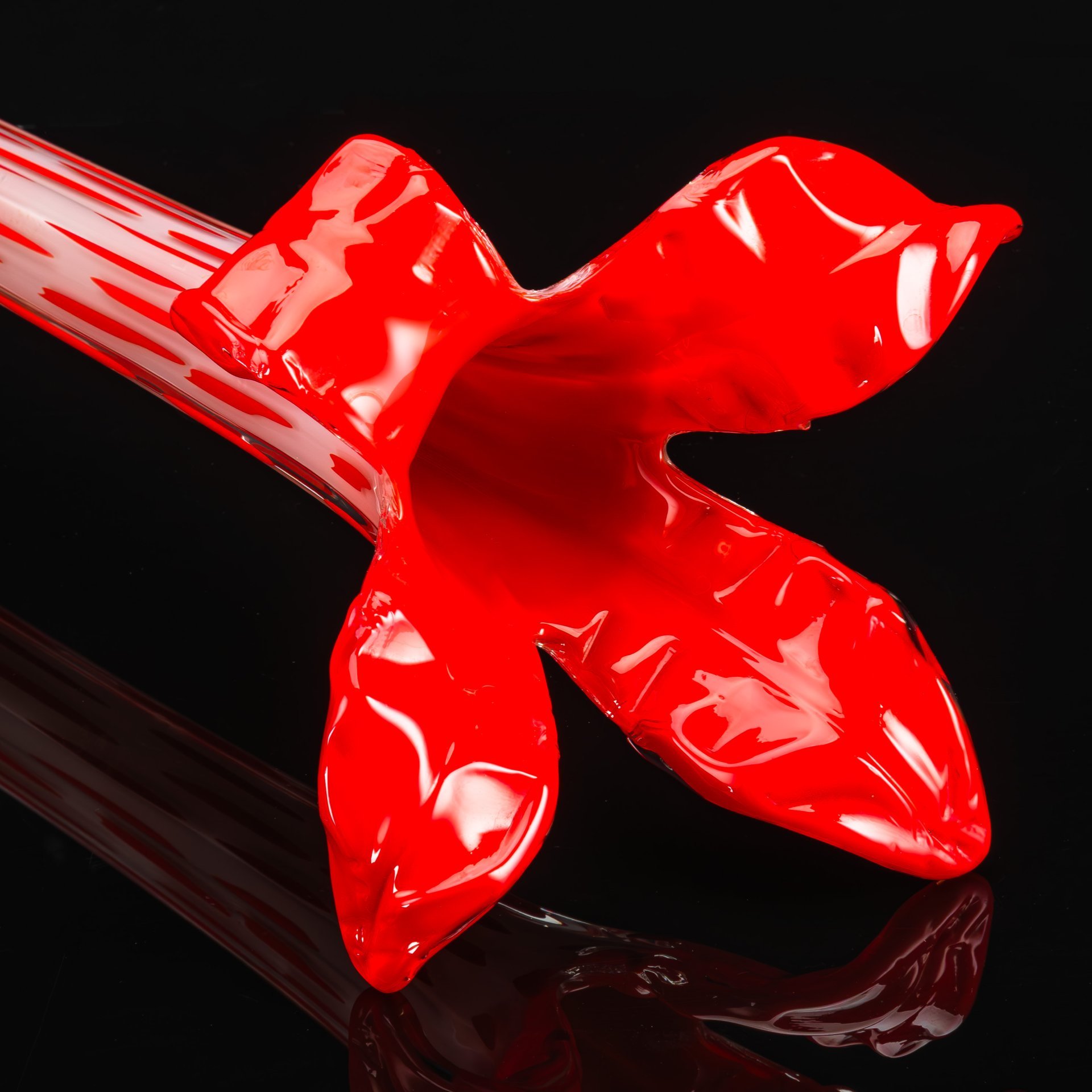 Ваза-берц в виде цветка красного цвета, стекло, стекло молочное и цветное, Западная Европа, 1900-1940 гг.