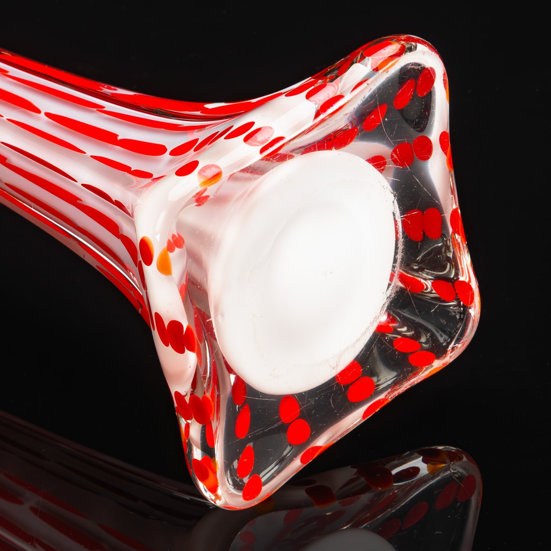 Ваза-берц в виде цветка красного цвета, стекло, стекло молочное и цветное, Западная Европа, 1900-1940 гг.