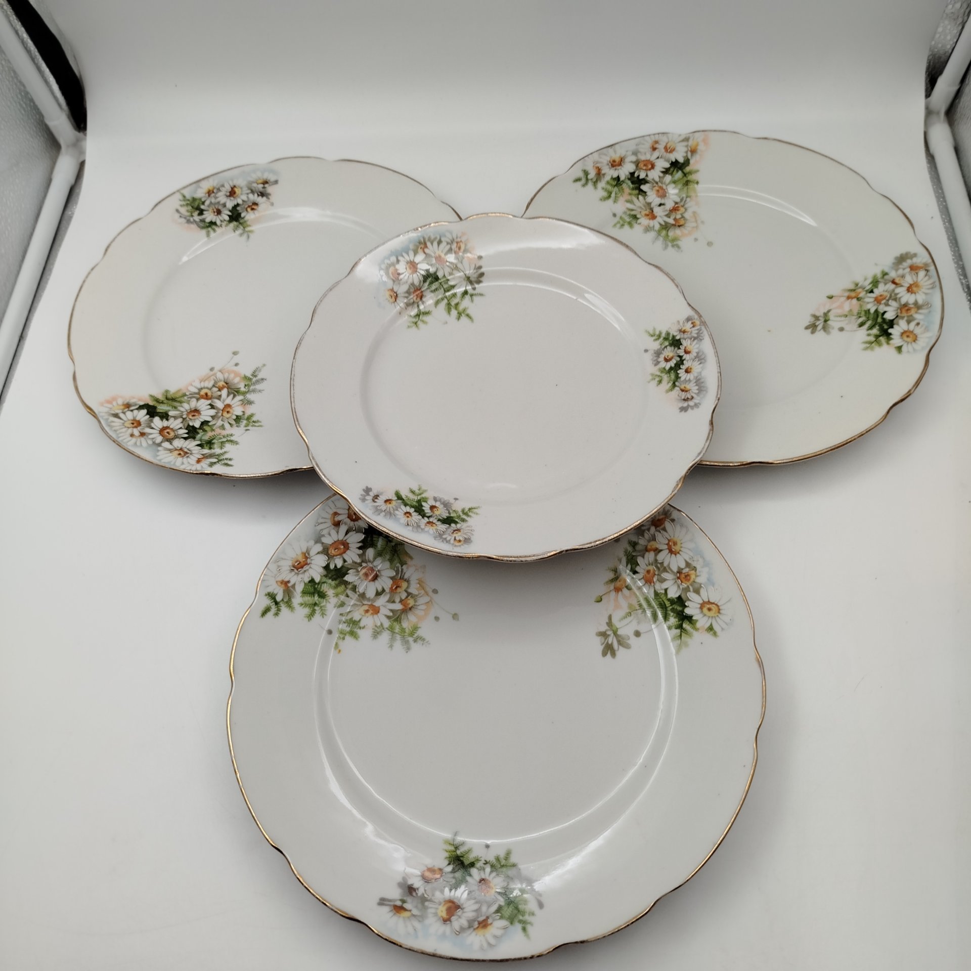 Набор из 4-х тарелок с декором в виде ромашек (три обеденных и одна закусочная), специальная экспортная марка, фарфор, деколь, золочение, Дулевский фарфоровый завод (Дулёво), СССР, 1926-1935 гг.