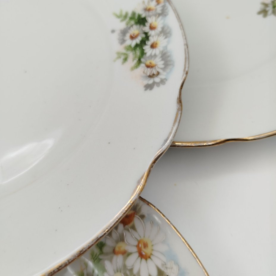 Набор из 4-х тарелок с декором в виде ромашек (три обеденных и одна закусочная), специальная экспортная марка, фарфор, деколь, золочение, Дулевский фарфоровый завод (Дулёво), СССР, 1926-1935 гг.