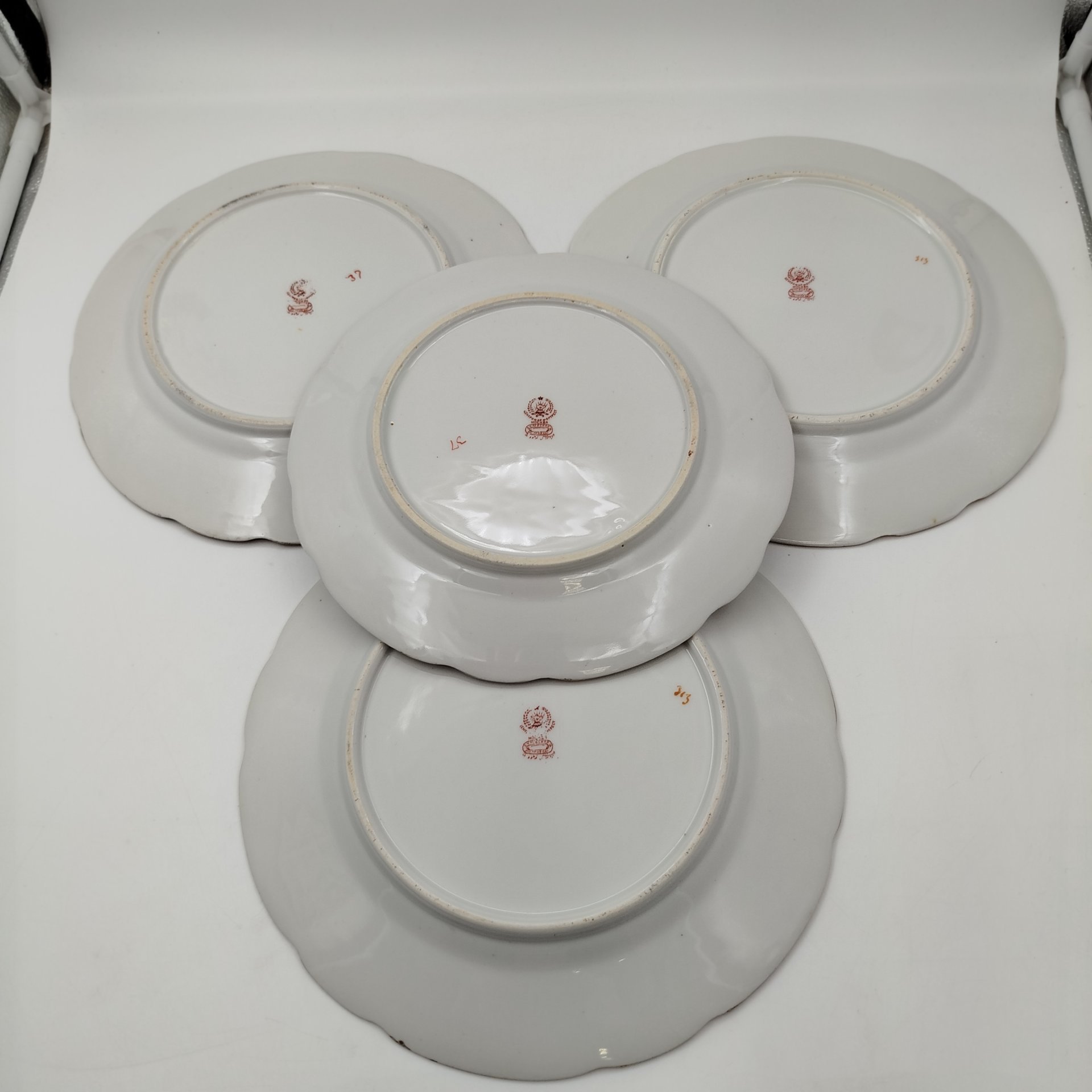 Набор из 4-х тарелок с декором в виде ромашек (три обеденных и одна закусочная), специальная экспортная марка, фарфор, деколь, золочение, Дулевский фарфоровый завод (Дулёво), СССР, 1926-1935 гг.