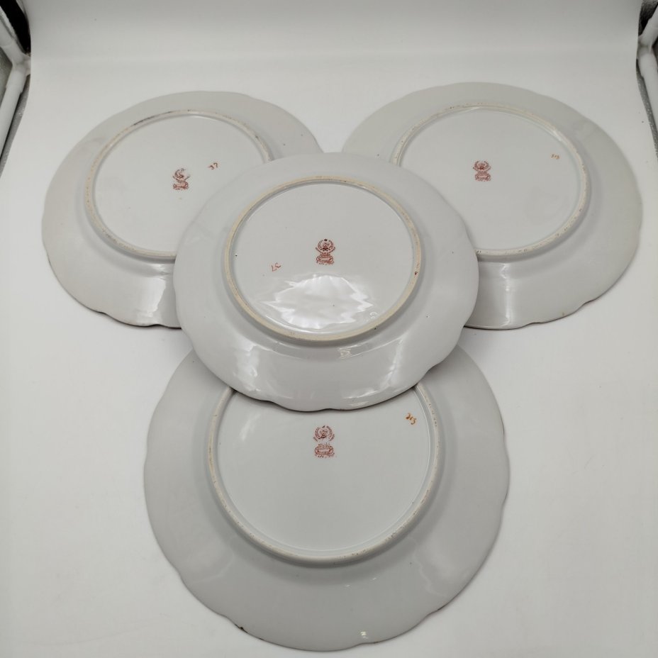 Набор из 4-х тарелок с декором в виде ромашек (три обеденных и одна закусочная), специальная экспортная марка, фарфор, деколь, золочение, Дулевский фарфоровый завод (Дулёво), СССР, 1926-1935 гг.