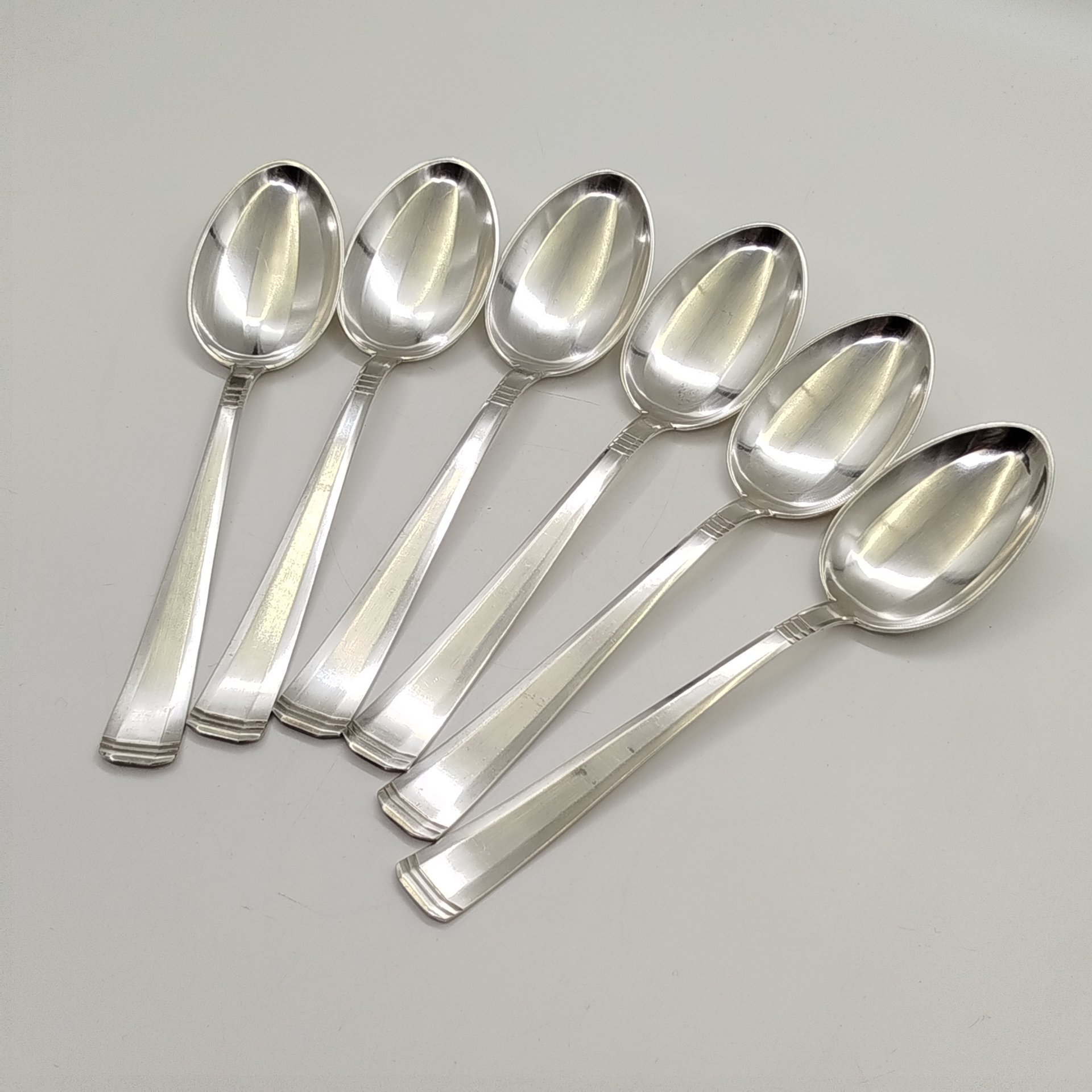 Набор 6 столовых ложек с лаконичным декором