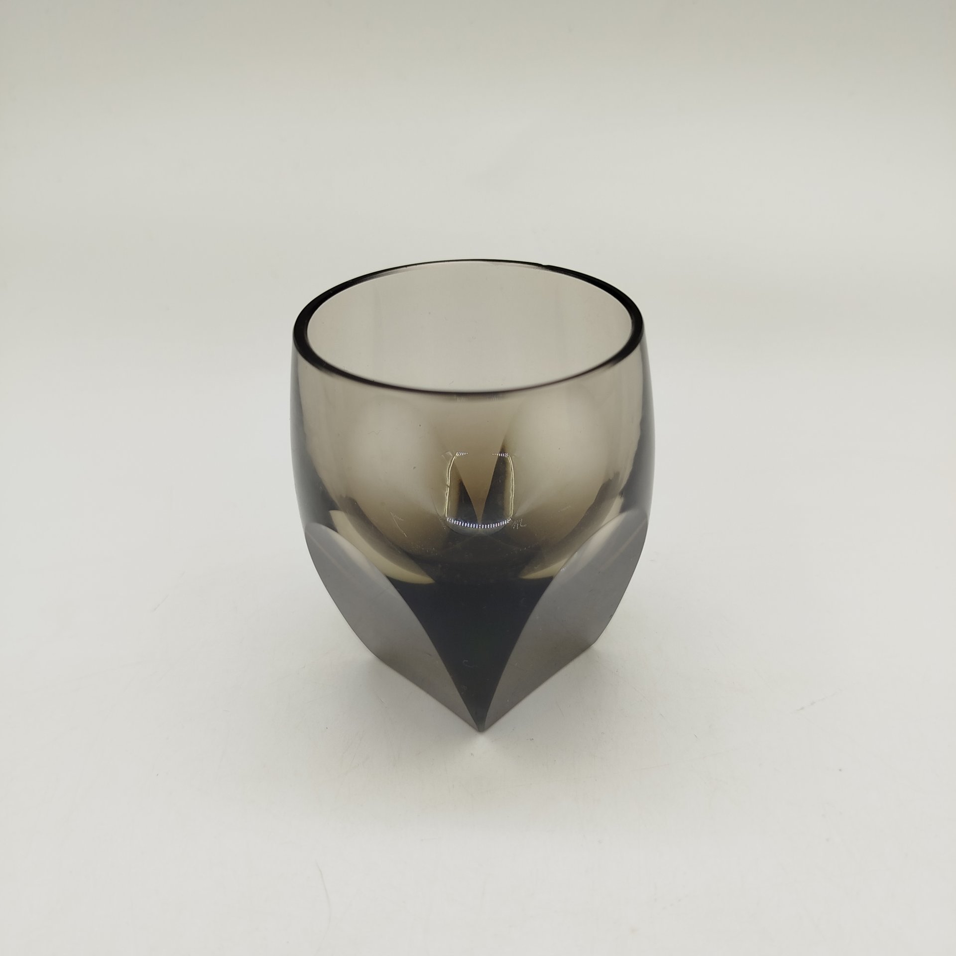 Стопка черного оттенка, дизайнер Rudolf Eschler, стекло, гранение, Henry Moser & Cie (Мозер), Чехословакия, 1950-1980 гг.