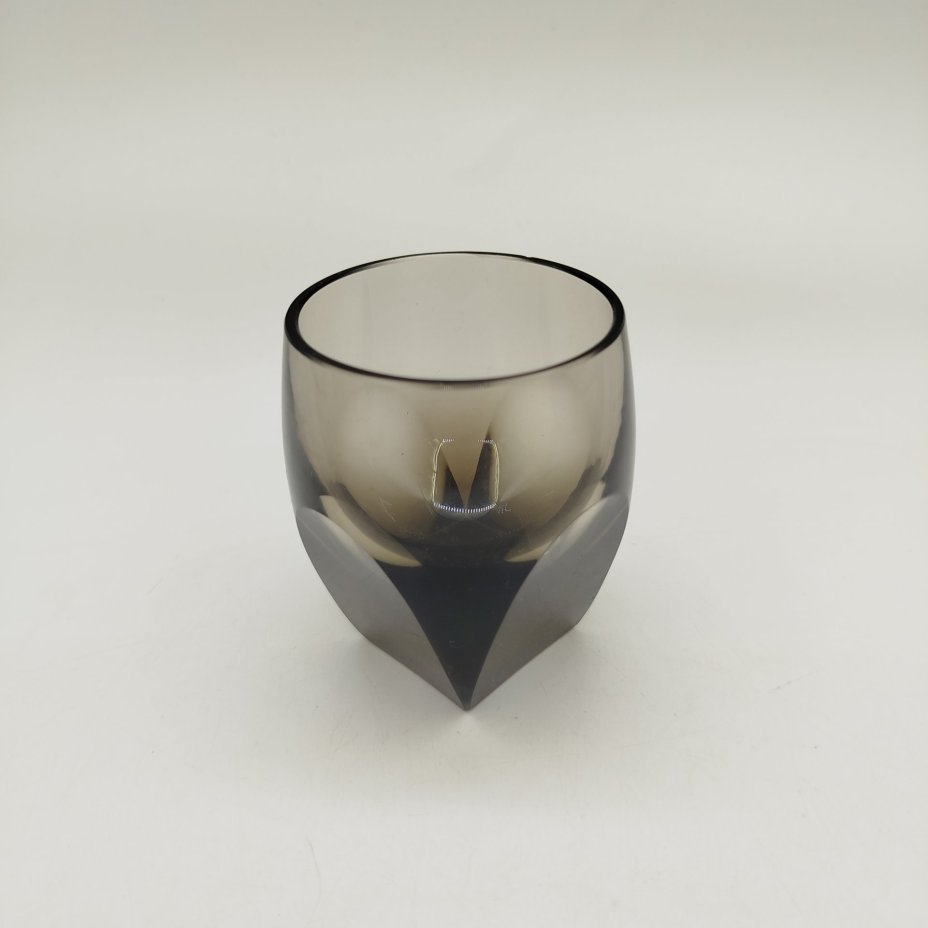 Стопка черного оттенка, дизайнер Rudolf Eschler, стекло, гранение, Henry Moser & Cie (Мозер), Чехословакия, 1950-1980 гг.