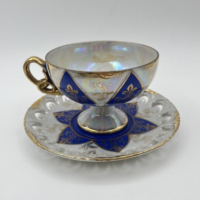 Чайная пара, украшенная изображением роз, кобальтовым декором и резным бортиком на блюдце, фарфор, люстр, золочение, деколь, Западная Европа, 1960-1990 гг.