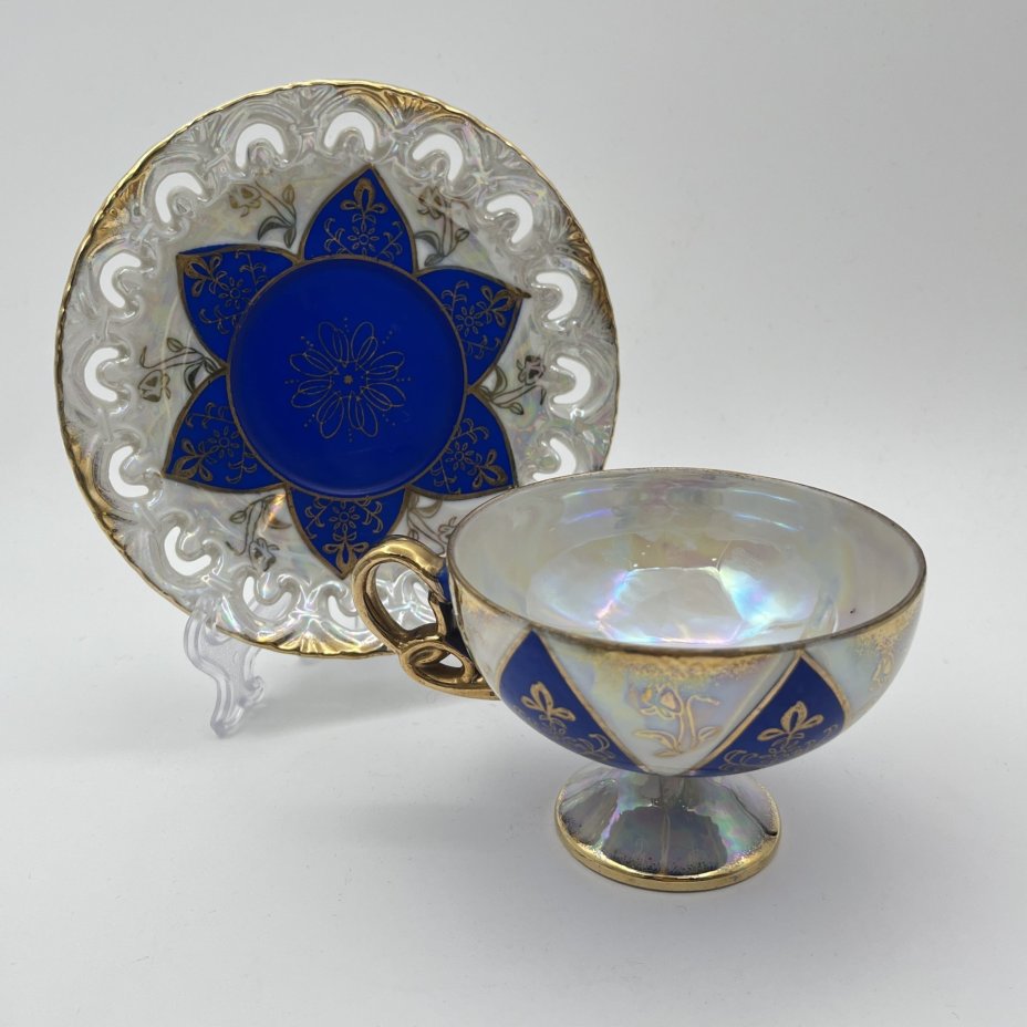Чайная пара, украшенная изображением роз, кобальтовым декором и резным бортиком на блюдце