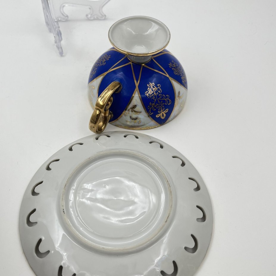 Чайная пара, украшенная изображением роз, кобальтовым декором и резным бортиком на блюдце